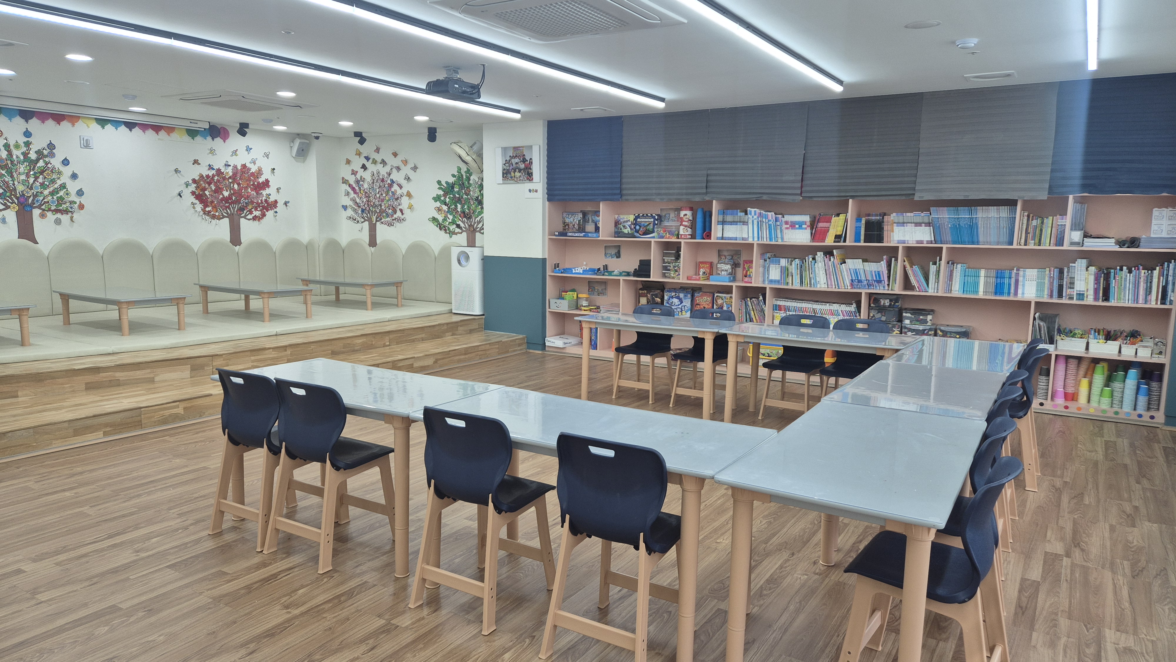 넓은 활동실과 풍족한 교구교재가 있는 돌봄센터 6호점에서 편안한 놀이와 쉼으로  돌봄을 제공합니다.